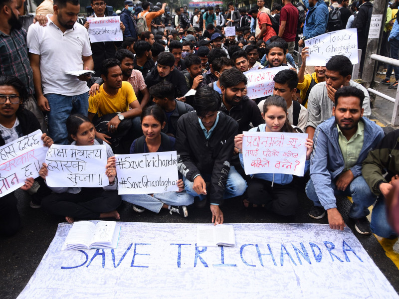 देउवालाई उनी पढेकाे कलेजकाे हविगत देखाउन सडकमै पढे त्रिचन्द्रका विद्यार्थीले (तस्वीरहरू)